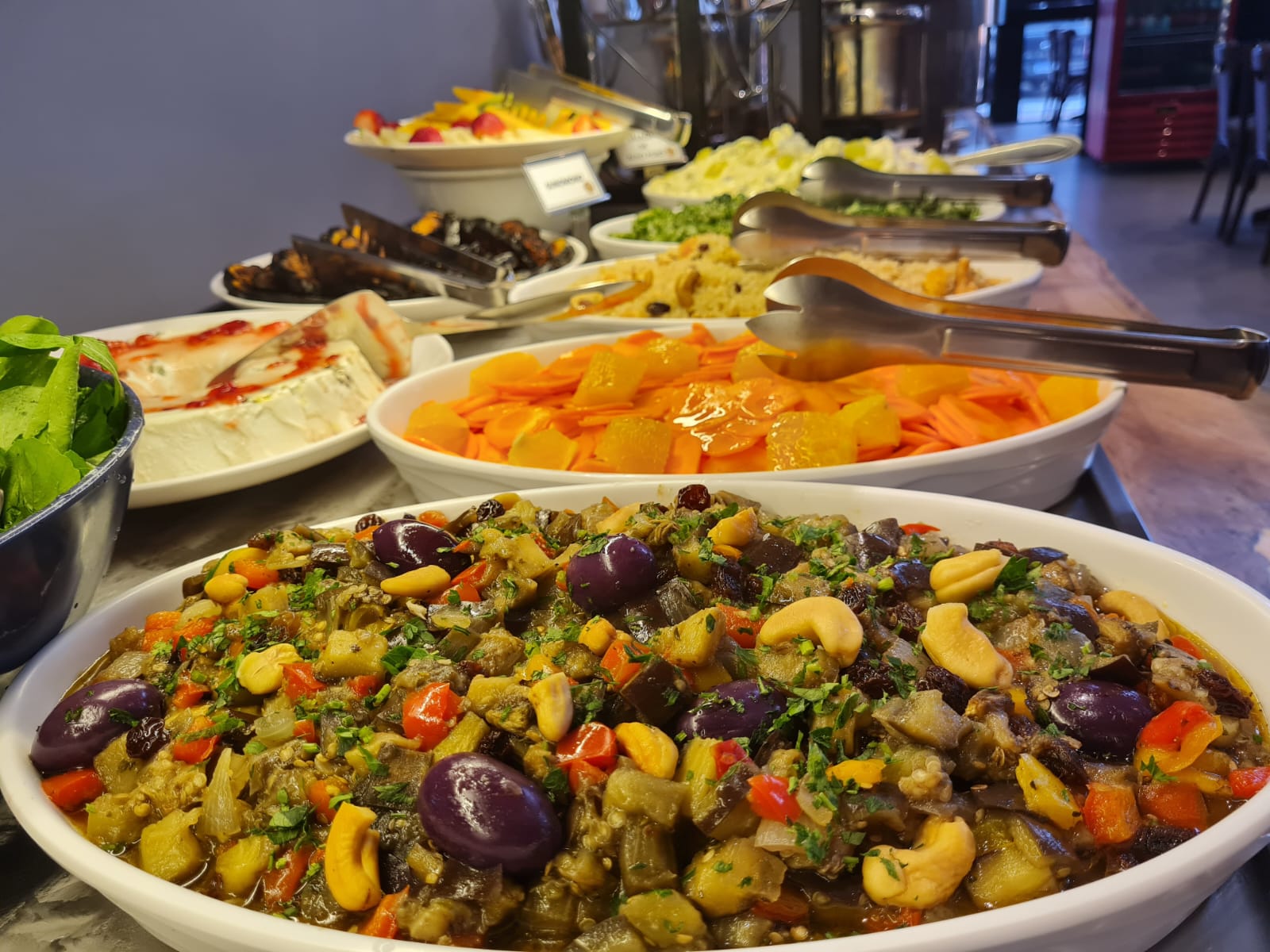 Variedade de pratos do buffet